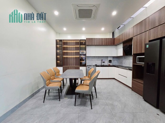 TRUNG TÂM CẦU GIẤY -72M2 -DÂN XÂY CHẮC CHẮN ĐẸP -VÀI BƯỚC RA PHỐ -FULL NỘI THẤT -SẴN Ở