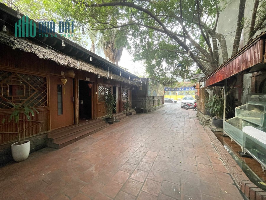 Bán 1200m2 đất tặng biệt thự mặt phố Đội Cấn phường Ngọc Hà