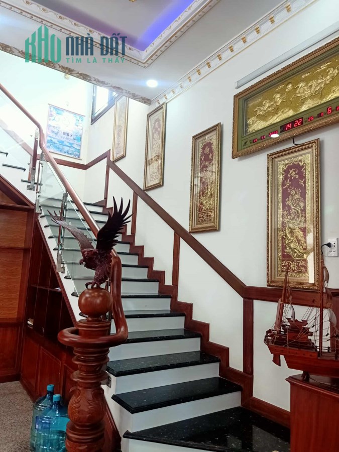 Biệt Thự Bùi Công Trừng, Đông Thạnh, Hóc Môn, 250m, Nội Thất gỗ cao cấp, chỉ 10,5 tỷ.
