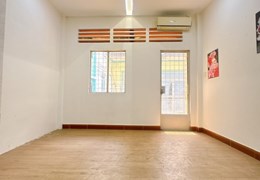 Bán nhà Lãnh Bình Thăng, Phường 8, Quận 11, xe hơi, 2 tầng, 32m, lô góc 2 mặt tiền, chỉ 5,1 tỷ.