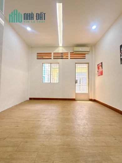 Bán nhà Lãnh Bình Thăng, Phường 8, Quận 11, xe hơi, 2 tầng, 32m, lô góc 2 mặt tiền, chỉ 5,1 tỷ.