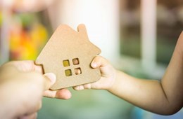 Chồng viết di chúc để lại toàn bộ nhà đất cho con riêng, vợ có quyền đòi lại?