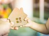 Chồng viết di chúc để lại toàn bộ nhà đất cho con riêng, vợ có quyền đòi lại?