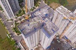 Nhiều công trường ở TPHCM "treo cẩu"