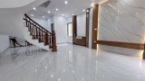 Bán nhà 85m2 phố Nguyễn Văn Cừ, Long Biên Gara Ô tô 7 chỗ Vỉa hè rộng Kinh doanh siêu tốt Giá 4.5 Tỷ