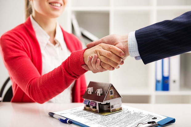 Môi giới bất động sản chốt “cọc” liên tục
