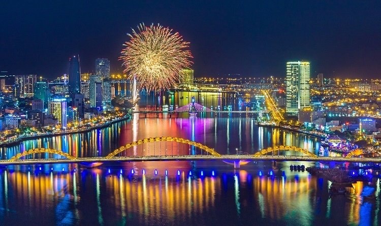 Giới thượng lưu mê đắm tòa tháp ngắm pháo hoa đẹp bậc nhất Đà thành