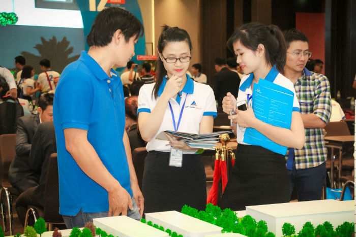 Môi giới bất động sản chốt “cọc” liên tục