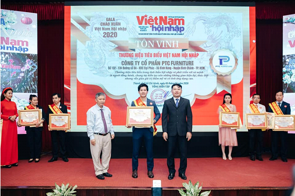 Ông Đặng Quốc Linh, Giám đốc điều hành công ty TNHH PTC Funiture nhận bằng khen Thương hiệu tiêu biểu Việt Nam hội nhập 