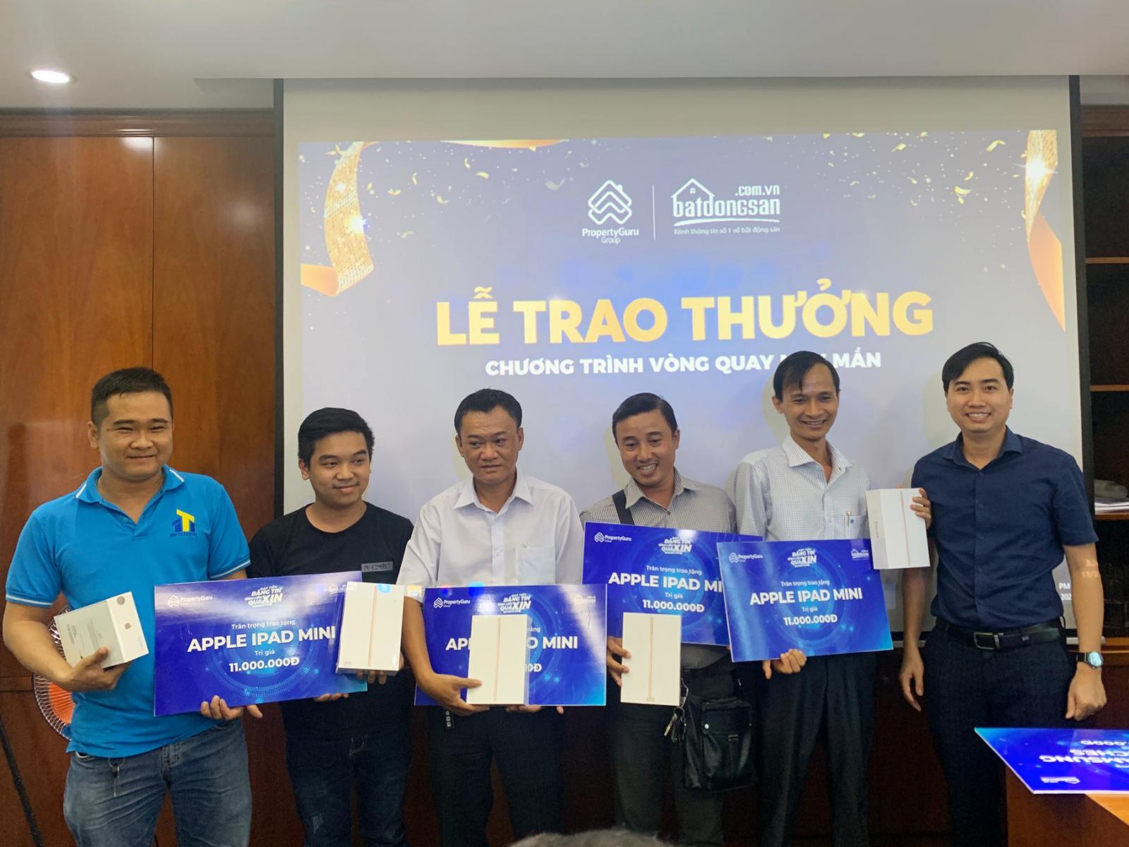 Ông Đinh Minh Tuấn – Giám đốc Chi nhánh HCM, Bình Dương của PropertyGuru Việt Nam trao quà cho các khách hàng trúng giải Apple Ipad Mini